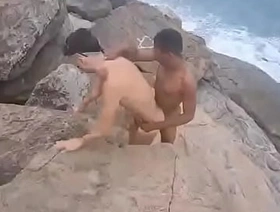 Sexo entre amigos em plena praia no rio de janeiro .