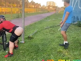 CICLISTA FLAGRA UMA PEGAÇÃO E MOSTRA SUA OUSADIA AO AR LIVRE ( COMPLETO NO RED E SUBSCRIÇÃO)