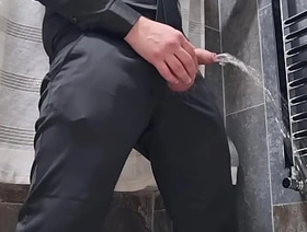 ARRAPATO E TREMENDAMENTE MOLTO SEXY undefined VESTITO ELEGANTE SI SEGA E SBORRA - CAZZO ENORME E PISCIATA DA URLO