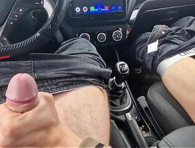An inexperienced taxi driver gets fucked in the car for bad driving!