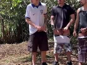 Suruba no mato com os amigos do futebol.