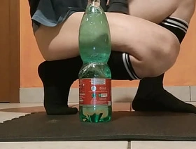 Very big bottle of 28 cm of circumference as much as I can in my ass!