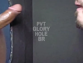 Motorista de app rabudo e do pau uncut lindo deu uma pausa nas corridas para gozar no GloryHole!!! (COMPLETO NO RED)