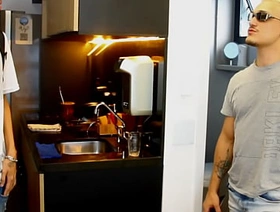 FLAGREI O MARIDO DA MINHA AMIGA TOMANDO BANHO, TIVE QUE BATER UMA VENDO